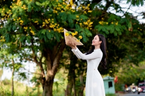 手捧斗笠的白色奥黛美女图片